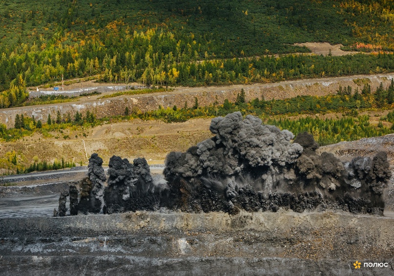 Редкие, но очень зрелищные кадры буровзрывных работ.