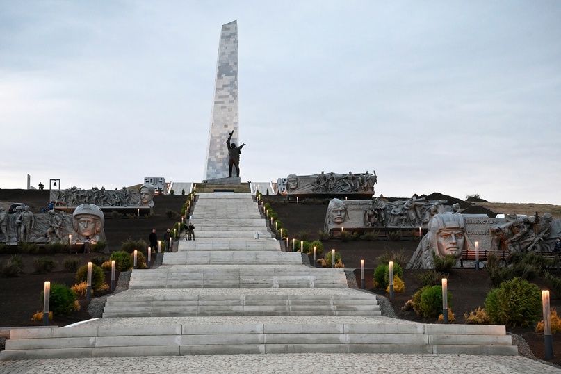Коллектив Донецкого управления Ростехнадзора возложил цветы к вечному огню мемориального комплекса «Саур-Могила» и почтил минутой молчания память героев,…