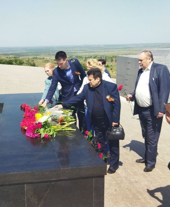 Коллектив Донецкого управления Ростехнадзора возложил цветы к вечному огню мемориального комплекса «Саур-Могила» и почтил минутой молчания память героев,…
