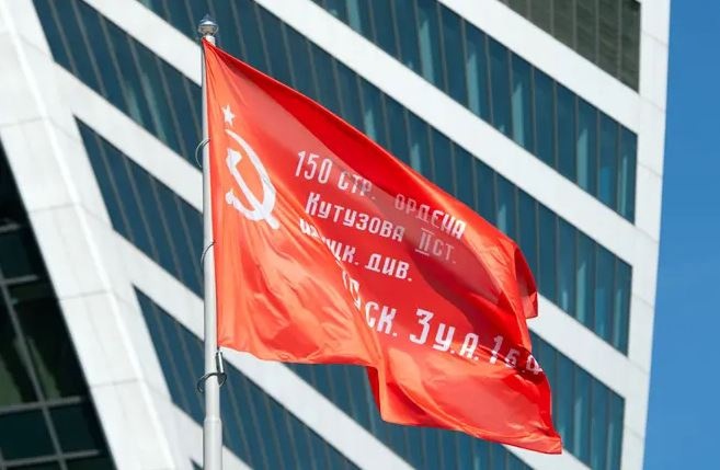 Копии Знамени Победы подняты у здания ПАО «Транснефть» в Москве