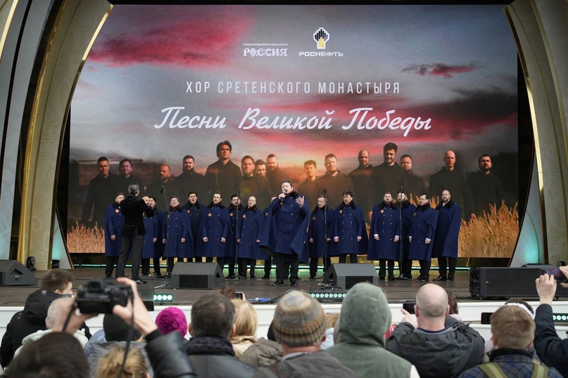 Песни военных лет на ВДНХ Хор Сретенского монастыря выступил на главной сцене выставки-форума «Россия».