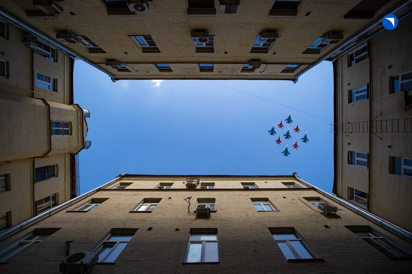 Весна уже здесь: «Стрижи» прилетели во двор!