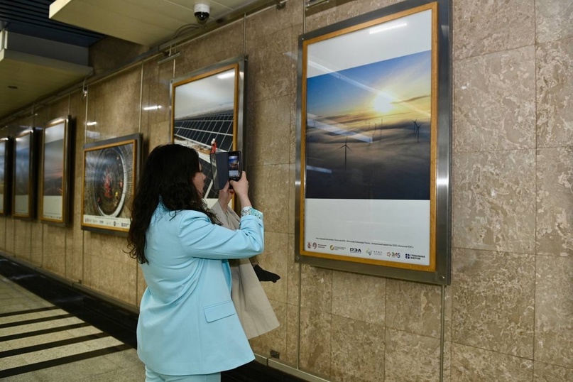 Столичное метро украсили индустриальными фотографиями ЛУКОЙЛа