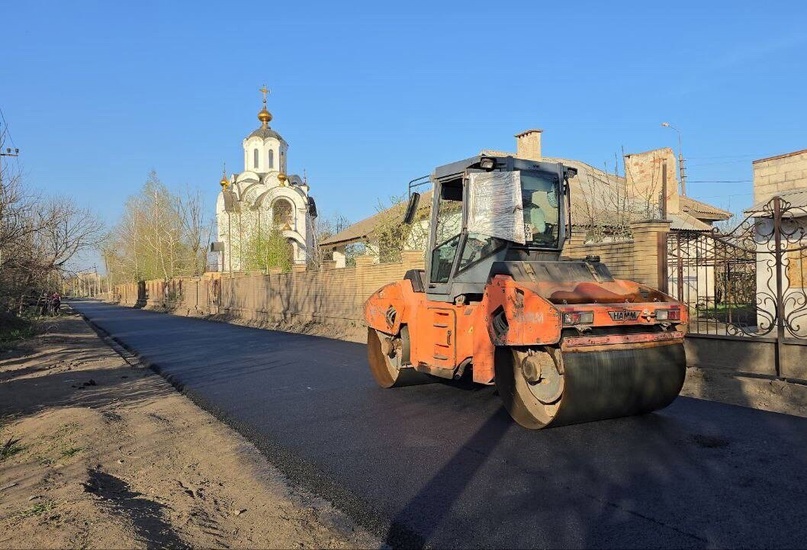 В пгт Еленовке ДНР специалисты региона-шефа – Республики Саха (Якутия) завершили капитальный ремонт дорог по улицам Почтовая и Северная