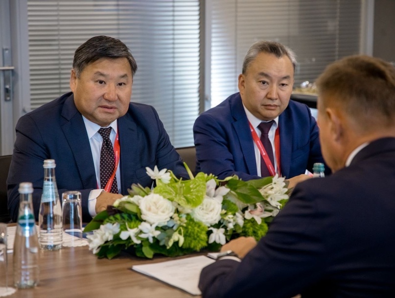 На площадке Петербургского международного экономического форума Министр транспорта Роман Старовойт встретился с руководителями регионов – главой Республики…