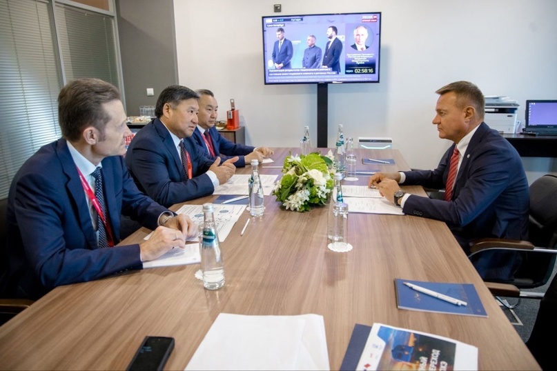 На площадке Петербургского международного экономического форума Министр транспорта Роман Старовойт встретился с руководителями регионов – главой Республики…