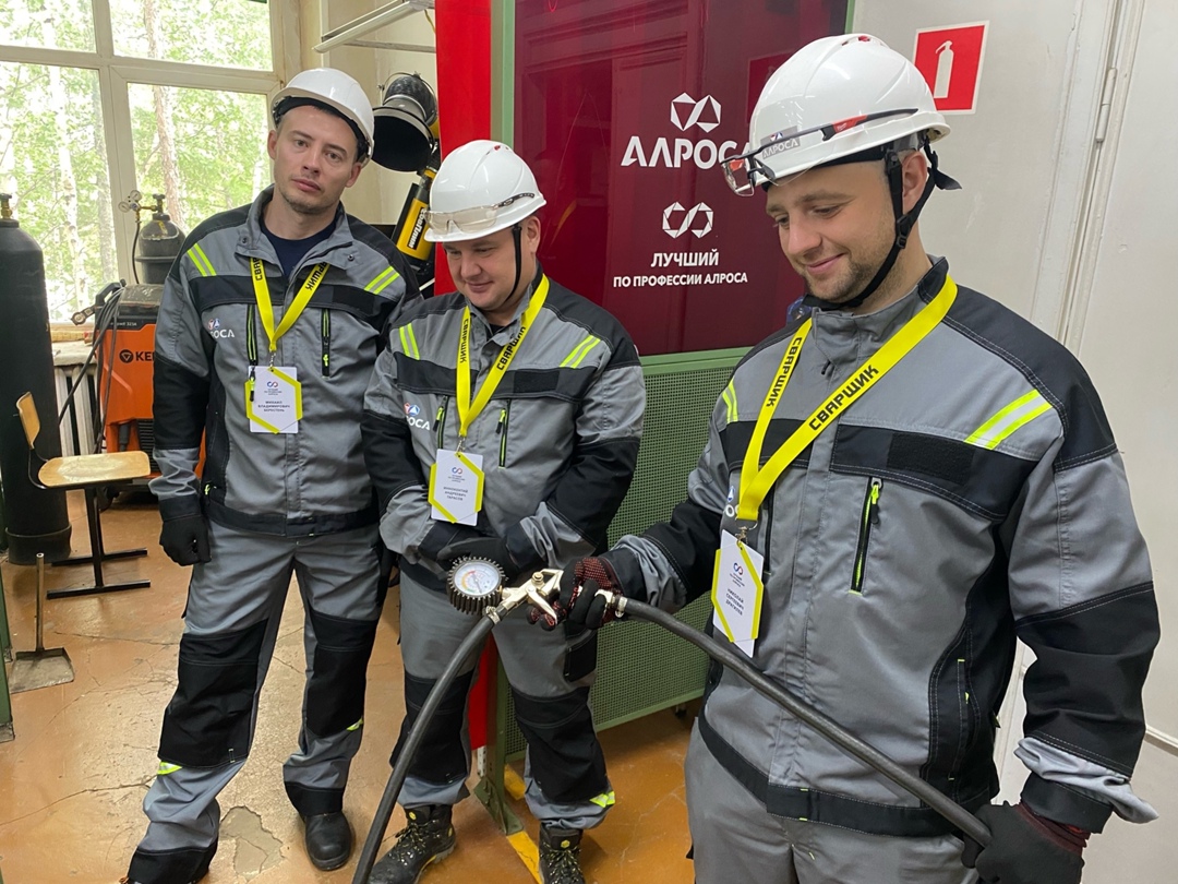 Проехать на скорость змейку на 9-метровом самосвале и сварить самый герметичный шов, пробурить идеальные шпуры и собрать рабочую схему взрывных работ под землей