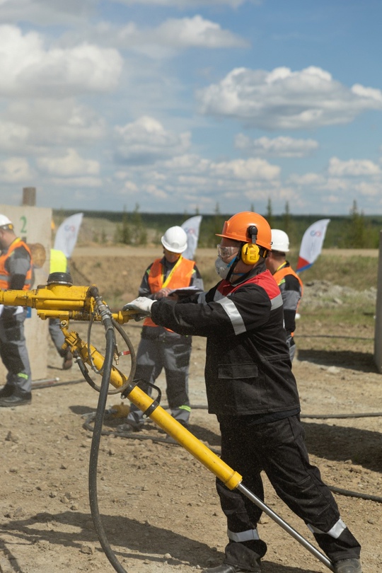 Проехать на скорость змейку на 9-метровом самосвале и сварить самый герметичный шов, пробурить идеальные шпуры и собрать рабочую схему взрывных работ под землей