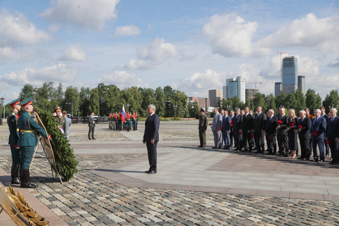 Вячеслав Володин и депутаты ГД в День памяти и скорби возложили венок и цветы в память о погибших в годы Великой Отечественной войны к Вечному огню в Парке…