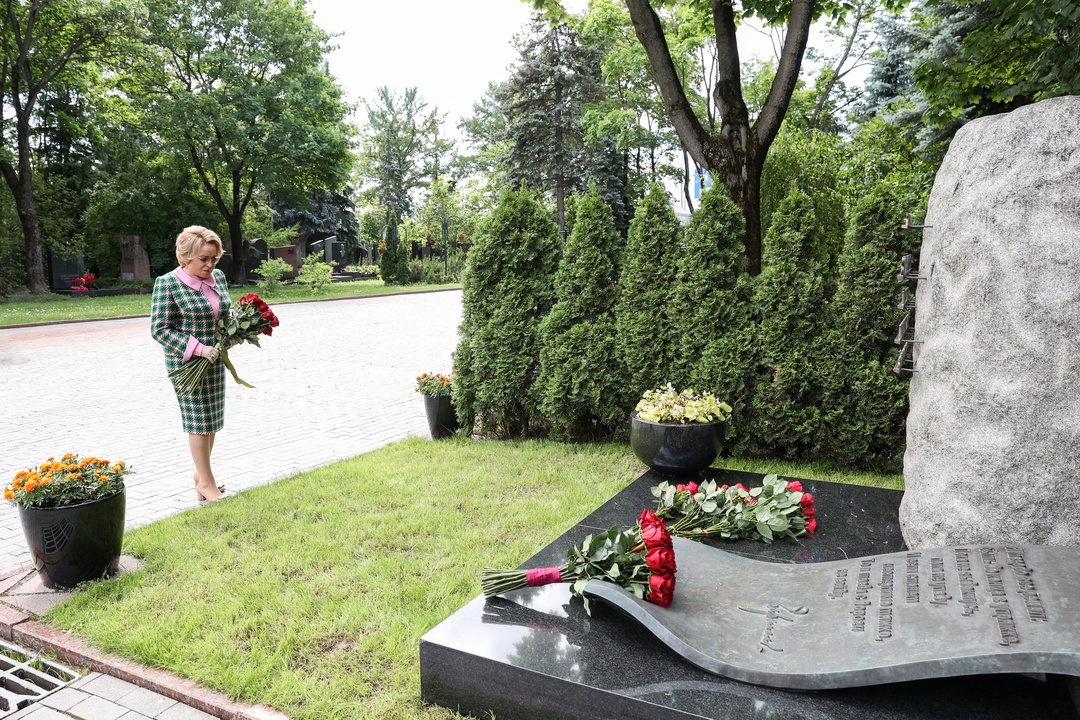 В день годовщины смерти Евгения Примакова Председатель Совета Федерации Валентина Матвиенко возложила цветы к его могиле на Новодевичьем кладбище