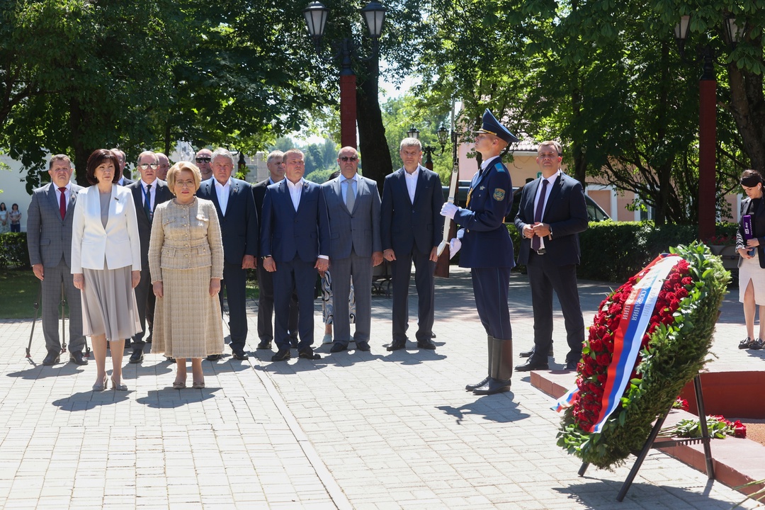 Валентина Матвиенко и Наталья Кочанова в сопровождении сенаторов Российской Федерации и белорусских парламентариев возложили венки и цветы к вечному огню у…