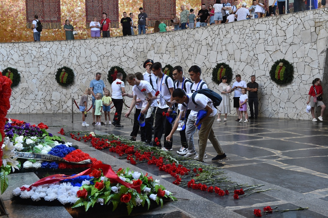 Юные пассажиры «Поезда Памяти» посетили мемориальный комплекс «Героям Сталинградской битвы» на Мамаевом кургане