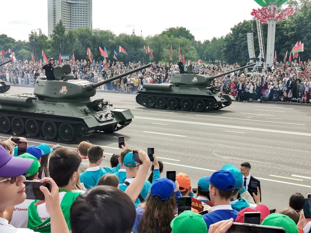 Участники проекта «Поезд Памяти» стали зрителями парада, посвящённого 80-летию освобождения Беларуси от немецко-фашистских захватчиков