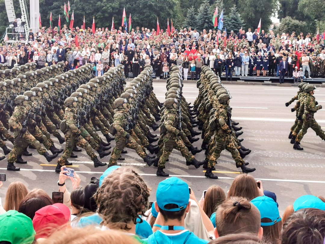 Участники проекта «Поезд Памяти» стали зрителями парада, посвящённого 80-летию освобождения Беларуси от немецко-фашистских захватчиков