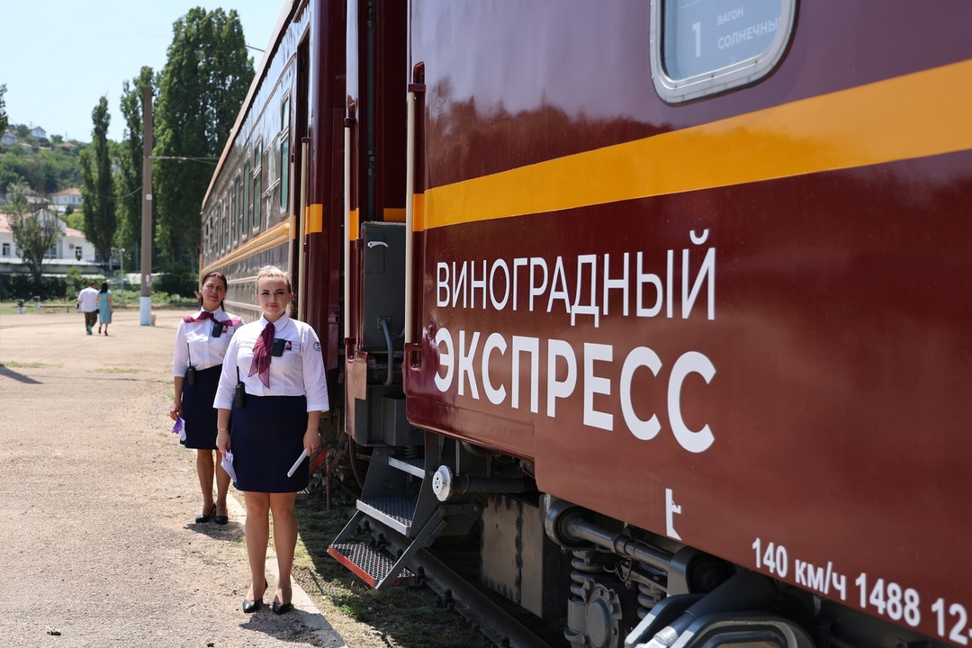 Первый туристический поезд «Виноградный экспресс» запустили в Севастополе, для пассажиров предусмотрена насыщенная программа, включающая посещение местных…