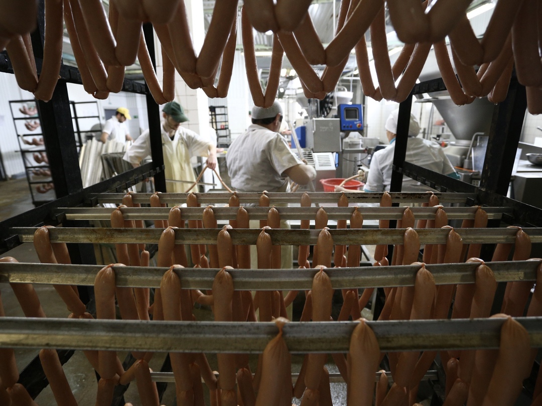 Российские производители мясной и молочной продукции все чаще прибегают к использованию запрещенной добавки для увеличения веса своей продукции - микробной…