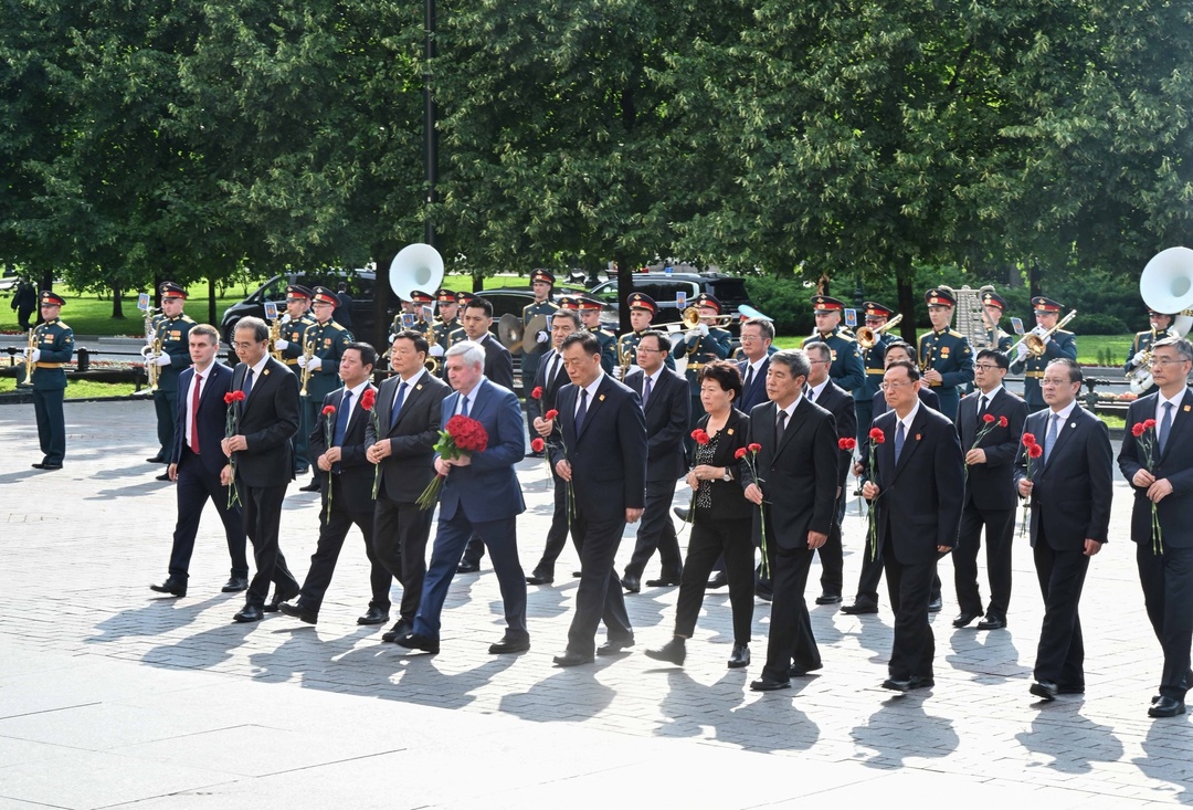 Председатель Постоянного комитета Всекитайского собрания народных представителей возложил венок к Могиле Неизвестного Солдата.