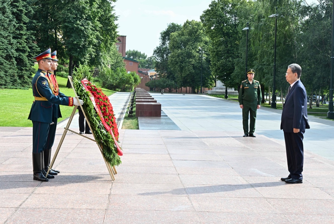 Председатель Постоянного комитета Всекитайского собрания народных представителей возложил венок к Могиле Неизвестного Солдата.