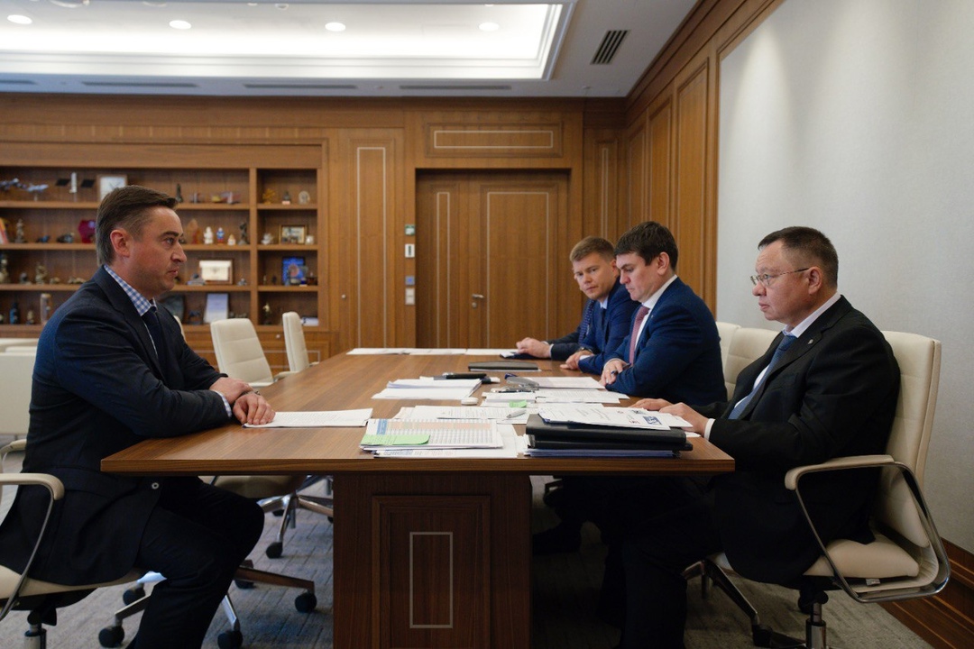 Министр строительства и ЖКХ РФ Ирек Файзуллин провел рабочee совещание с исполняющим обязанности директора ФАУ «Роскапстрой» Дмитрием Казанским