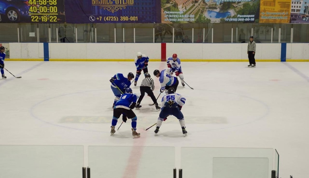 В минувшие выходные сотрудники Чернянского и Кшенского сахарных предприятий встретились на ледовой арене «Аркада» в городе Старый Оскол