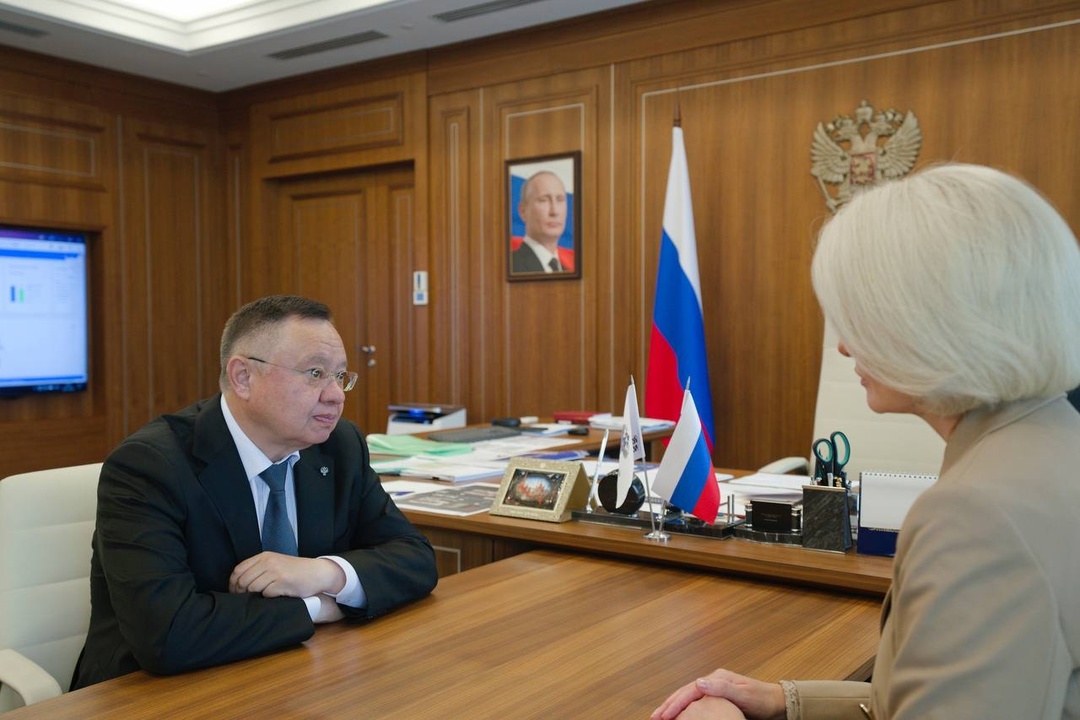 Глава Минстроя Ирек Файзуллин провел рабочую встречу с советником губернатора Ростовской области Викторией Абрамченко