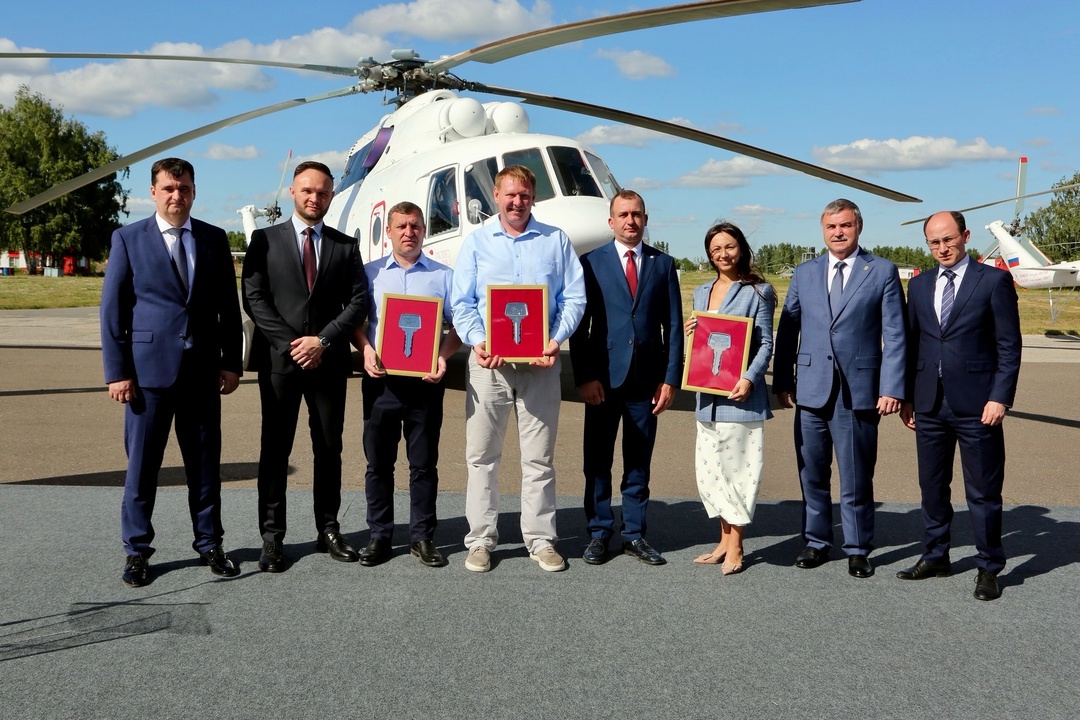 Три вертолета Ми-8 передали в лизинг российским авиакомпаниям в Казани