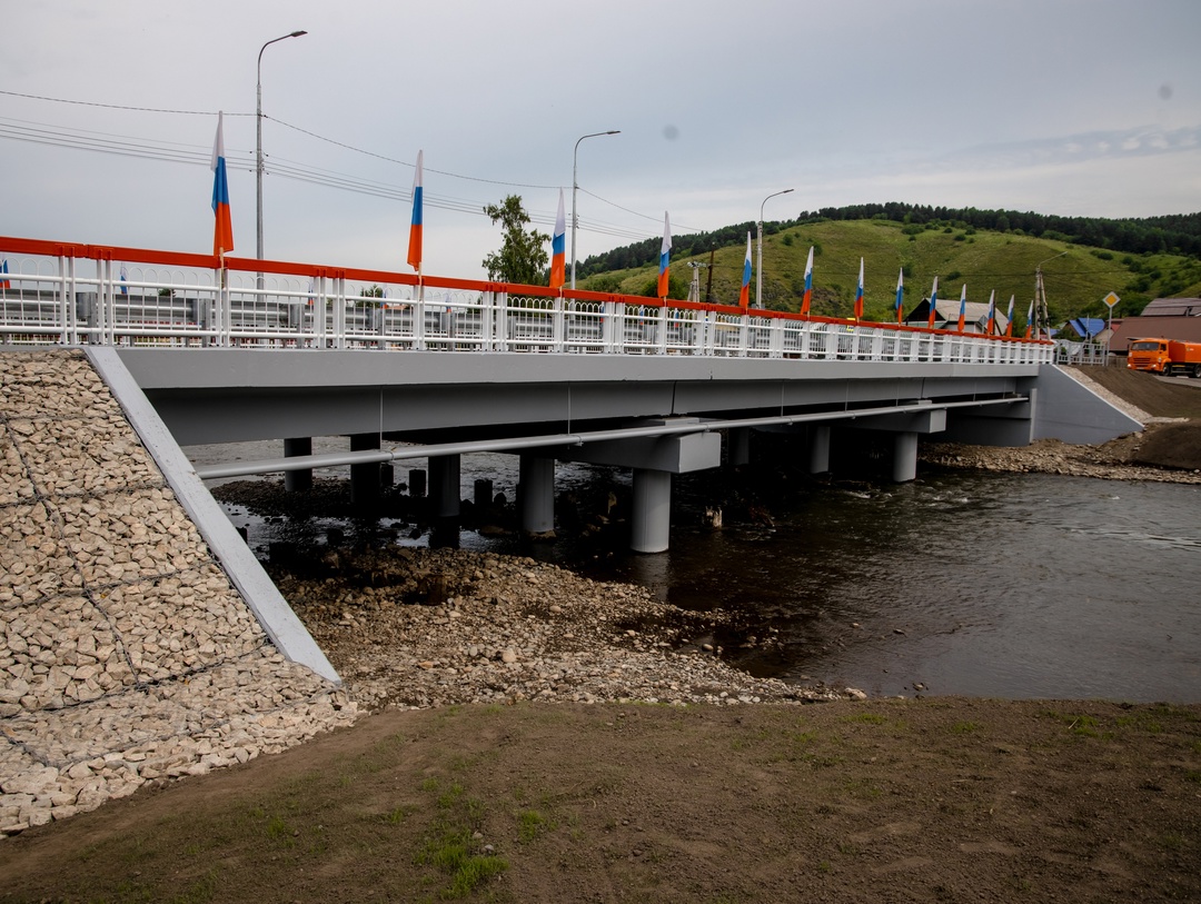 Роман Старовойт и врио главы Республики Алтай Андрей Турчак дали старт движению по обновленному мостовому переходу через реку Майма