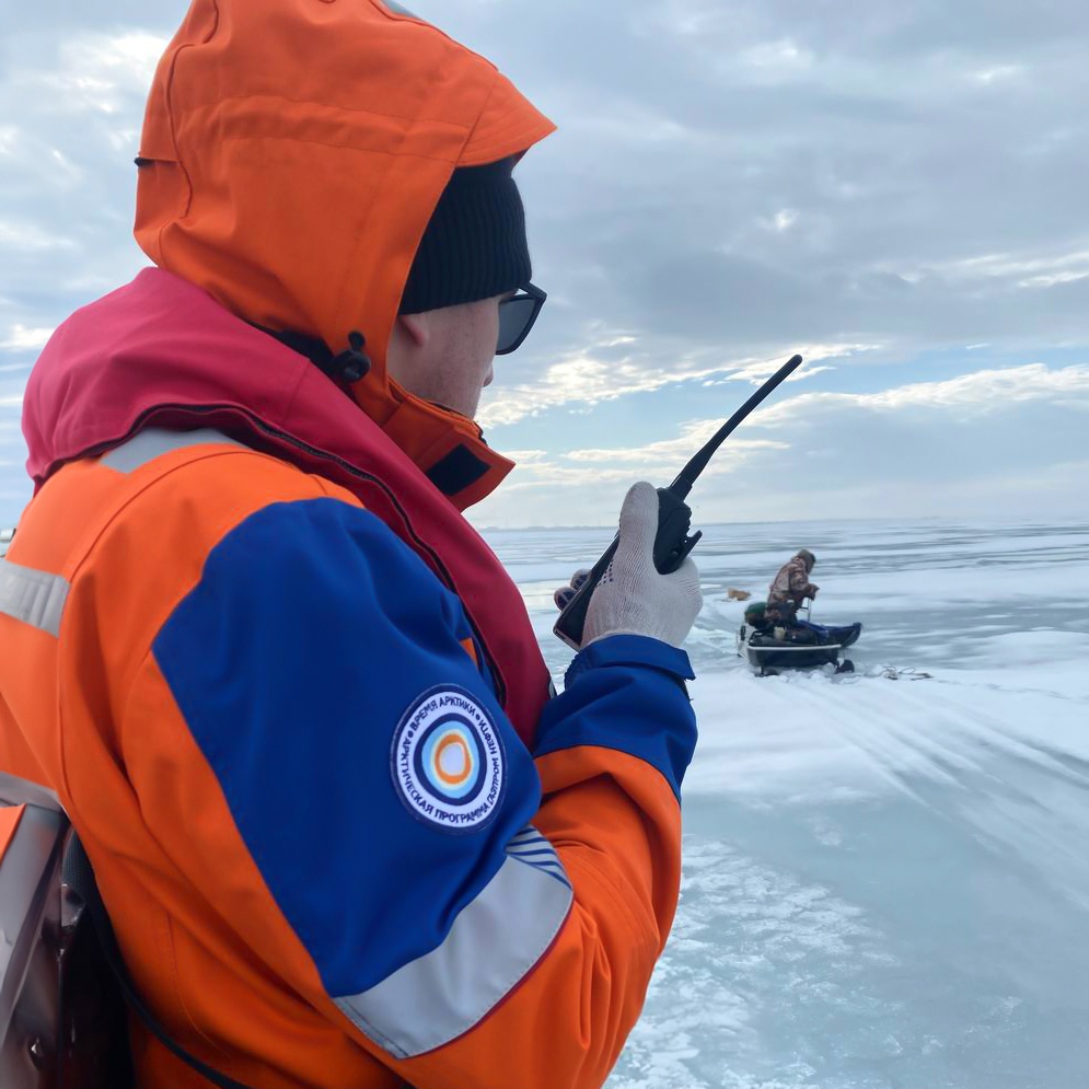 Наши моряки спасли оленевода на Обской губе. Он отправился в соседнее село за продуктами, по дороге обратно его снегоход застрял в тающем льду