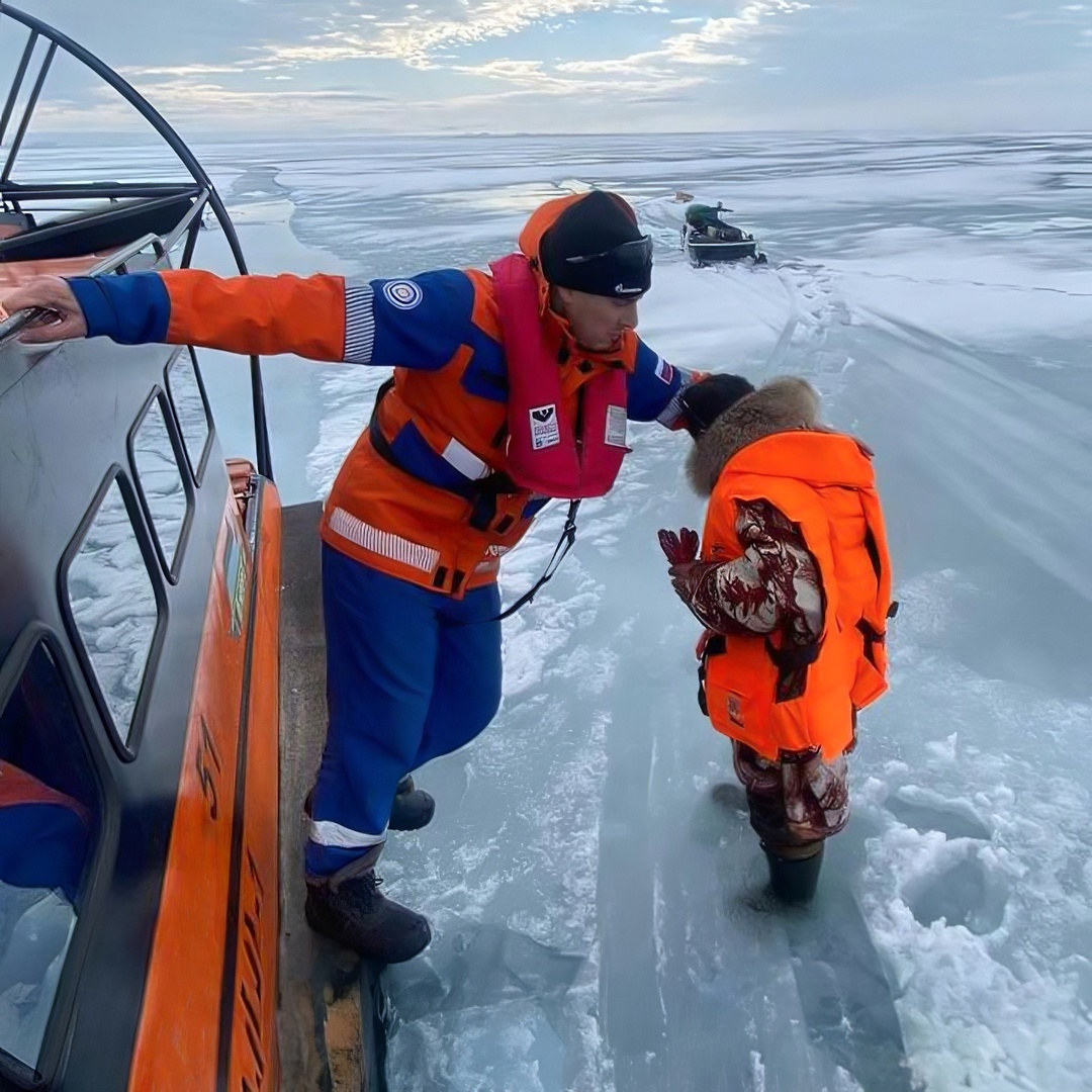 Наши моряки спасли оленевода на Обской губе. Он отправился в соседнее село за продуктами, по дороге обратно его снегоход застрял в тающем льду