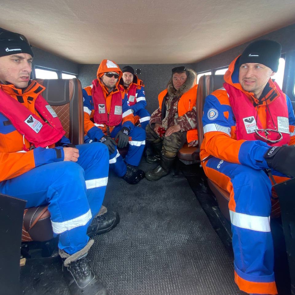 Наши моряки спасли оленевода на Обской губе. Он отправился в соседнее село за продуктами, по дороге обратно его снегоход застрял в тающем льду