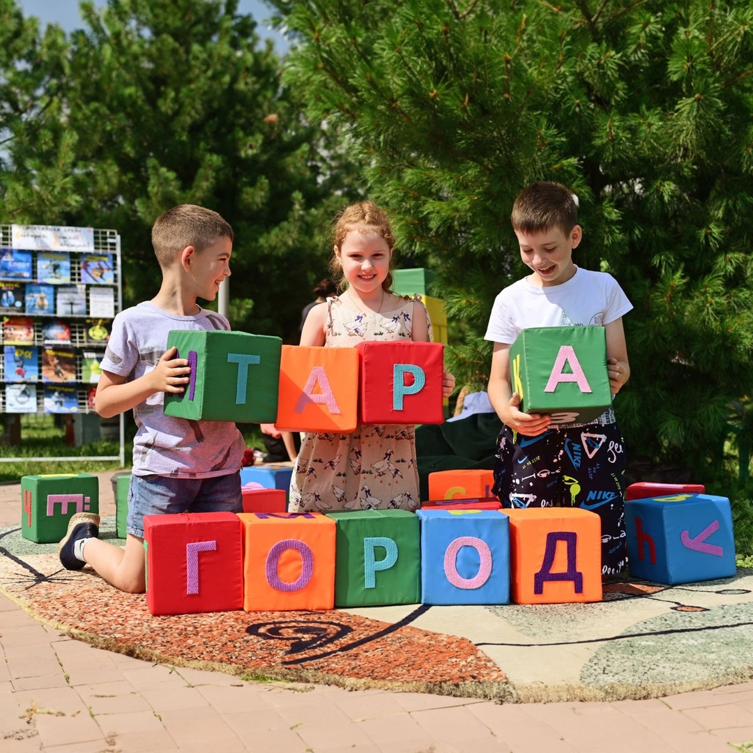 Тара — один из самых древних русских городов, основанных в Сибири: в этом году ей исполнилось 430 лет!
Купеческие особняки сохранились здесь с начала XIX века