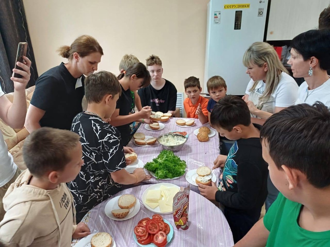 Заряжаем позитивом понедельник! Эти улыбки дорогого стоят. Волонтеры FESCO поддержали наших друзей из владивостокского детского дома N1