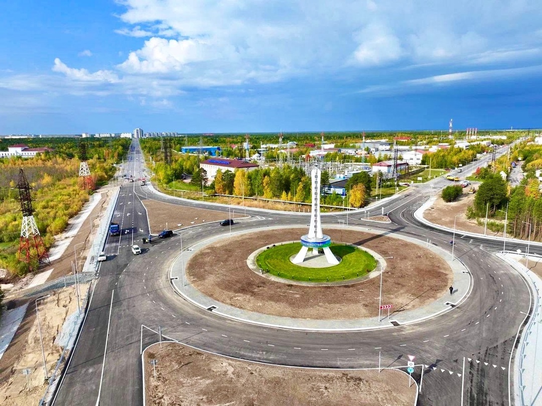 Тёплый приём в любую погоду Въезд в Когалым украсила -метровая архитектурная композиция со световым экраном — «Термометр».