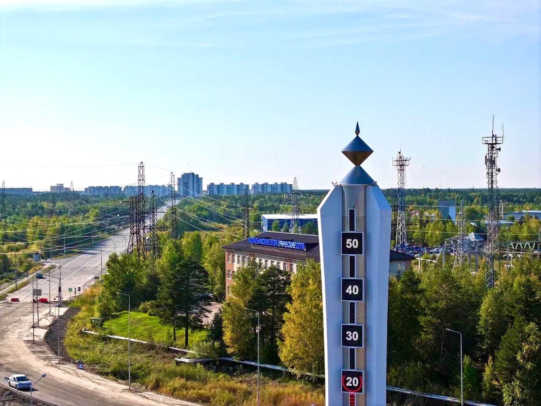 Тёплый приём в любую погоду Въезд в Когалым украсила -метровая архитектурная композиция со световым экраном — «Термометр».