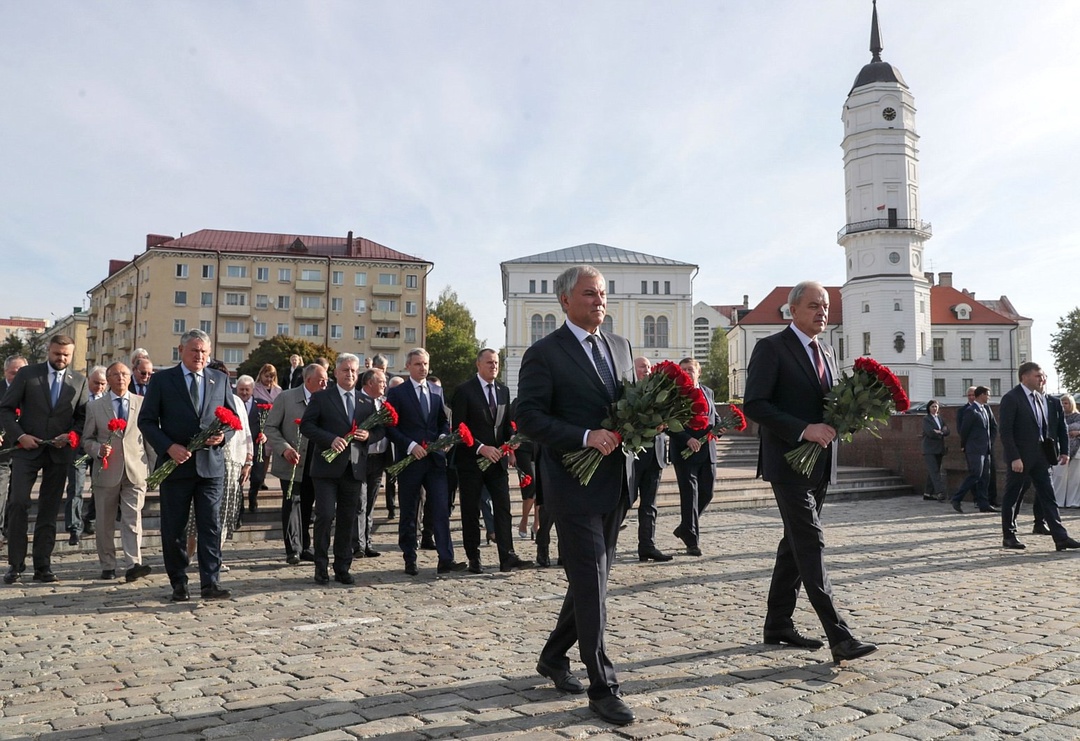 Вячеслав Володин и депутаты – члены Парламентского Собрания Союза Беларуси и России возложили цветы к мемориалу на площади Славы в Могилеве.