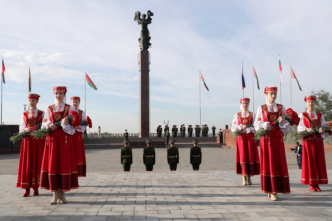 Вячеслав Володин и депутаты – члены Парламентского Собрания Союза Беларуси и России возложили цветы к мемориалу на площади Славы в Могилеве.