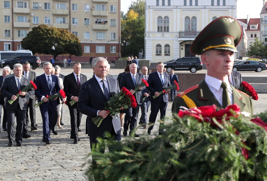 Вячеслав Володин и депутаты – члены Парламентского Собрания Союза Беларуси и России возложили цветы к мемориалу на площади Славы в Могилеве.