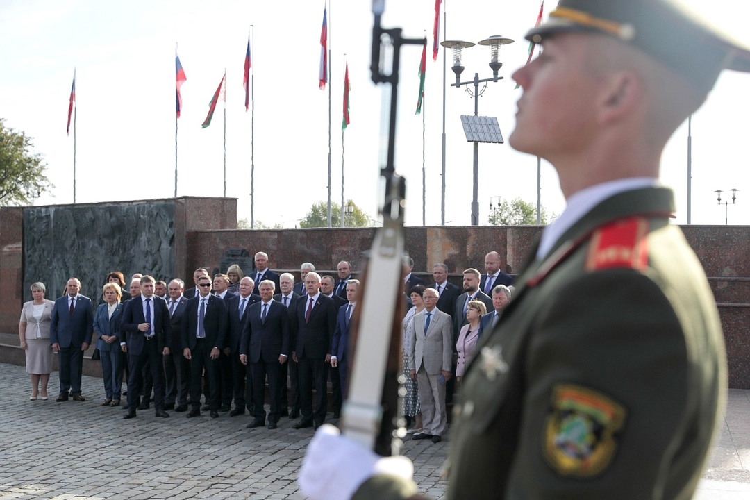 Вячеслав Володин и депутаты – члены Парламентского Собрания Союза Беларуси и России возложили цветы к мемориалу на площади Славы в Могилеве.