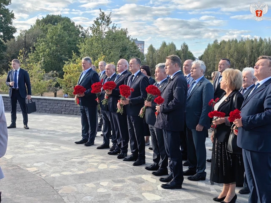 Михаил Мурашко вместе с Председателем Госдумы Вячеславом Володиным посетили мемориальный комплекс на Буйничском поле и возложили цветы