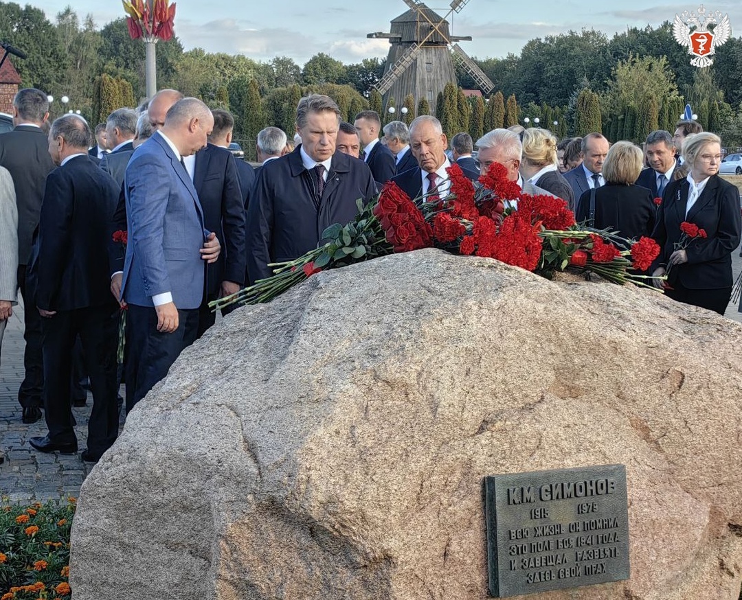 Михаил Мурашко вместе с Председателем Госдумы Вячеславом Володиным посетили мемориальный комплекс на Буйничском поле и возложили цветы