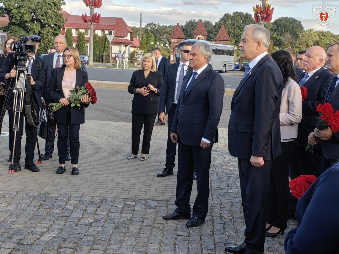 Михаил Мурашко вместе с Председателем Госдумы Вячеславом Володиным посетили мемориальный комплекс на Буйничском поле и возложили цветы