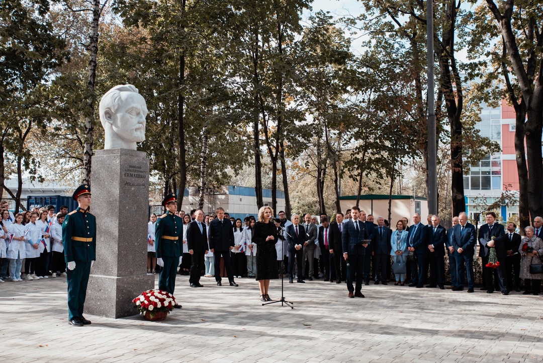 Татьяна Голикова приняла участие в открытии памятника, посвященного 150-летию со дня рождения первого наркома здравоохранения Николая Семашко