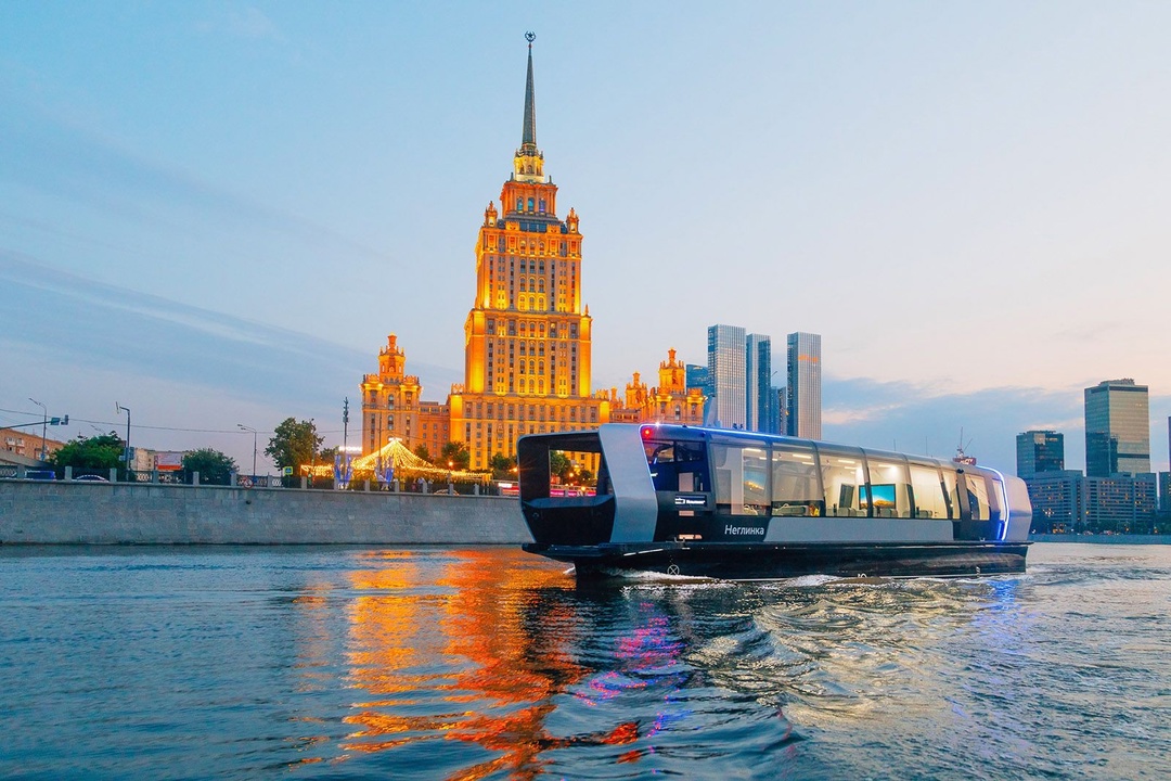 И вновь перенесемся в столицу. В Москве набирает популярность новый вид общественного транспорта — речные трамваи.