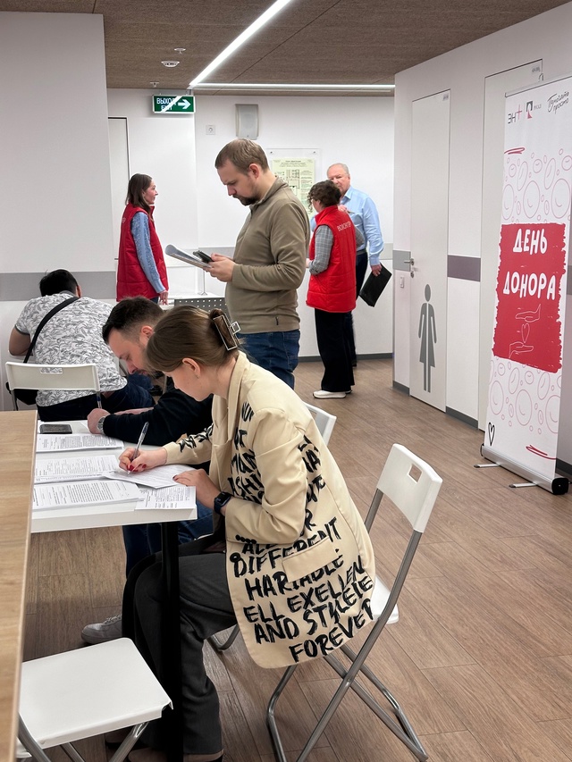 В московском офисе РУСАЛа корпоративный День донора. Для всех желающих сдать кровь для спасения жизней людей был организован мобильный пункт забора.