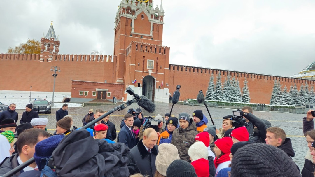 В День народного единства Владимир Путин возложил цветы к памятнику Кузьме Минину и Дмитрию Пожарскому