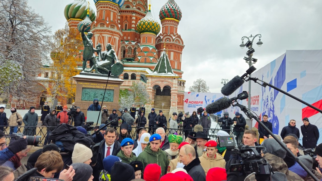 В День народного единства Владимир Путин возложил цветы к памятнику Кузьме Минину и Дмитрию Пожарскому