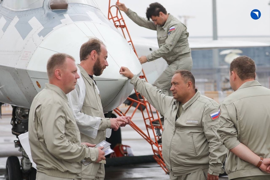 Су-57 и его команда В рамках Airshow China 2024 шеф-пилот ОКБ Сухого Сергей Богдан выступил с показательным полетом на перспективном истребителе пятого…