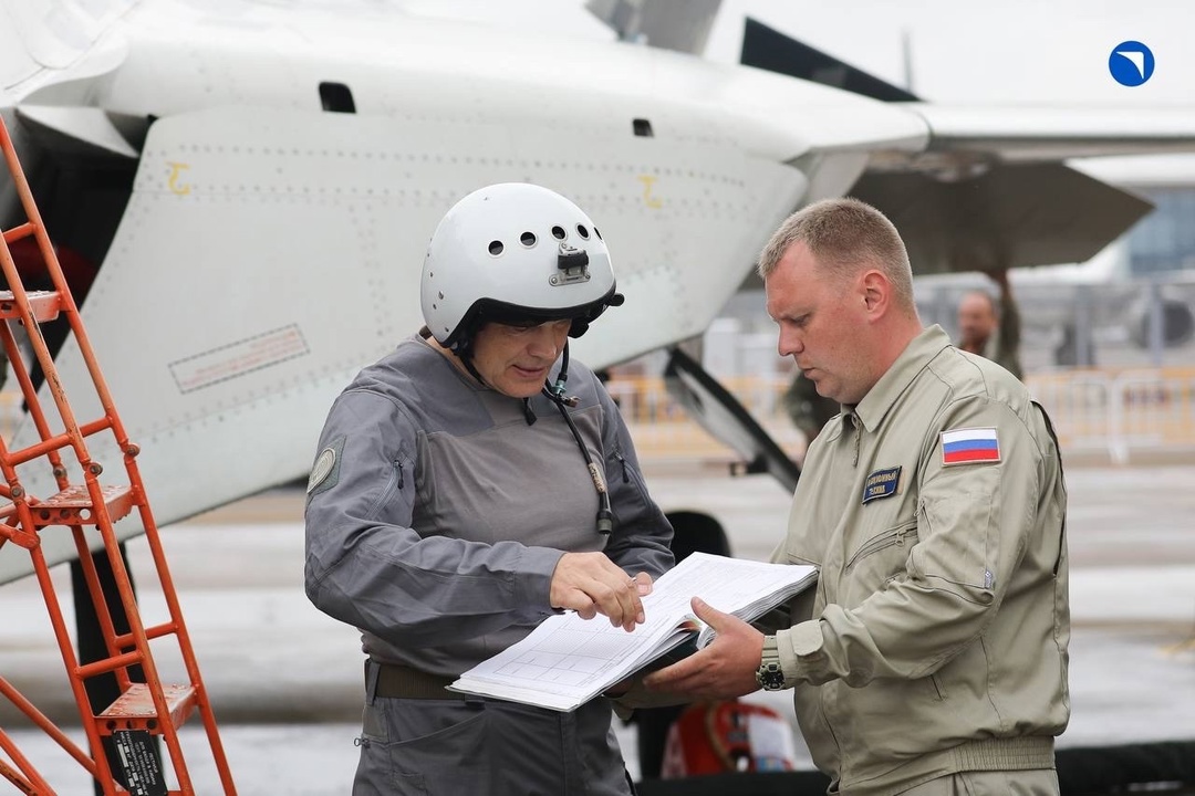 Су-57 и его команда В рамках Airshow China 2024 шеф-пилот ОКБ Сухого Сергей Богдан выступил с показательным полетом на перспективном истребителе пятого…