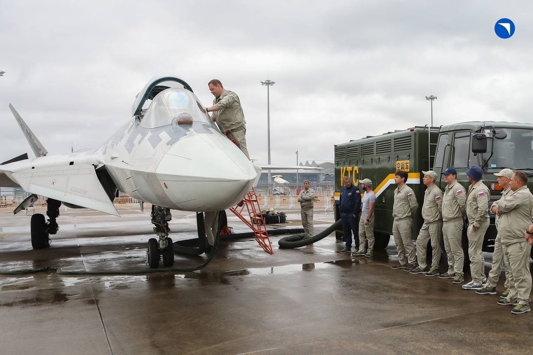 Су-57 и его команда В рамках Airshow China 2024 шеф-пилот ОКБ Сухого Сергей Богдан выступил с показательным полетом на перспективном истребителе пятого…