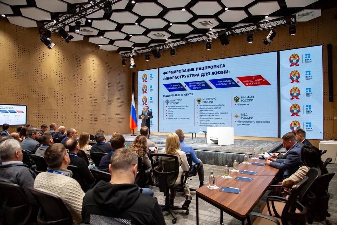 Глава Минстроя России Ирек Файзуллин выступил с лекцией в Президентской академии